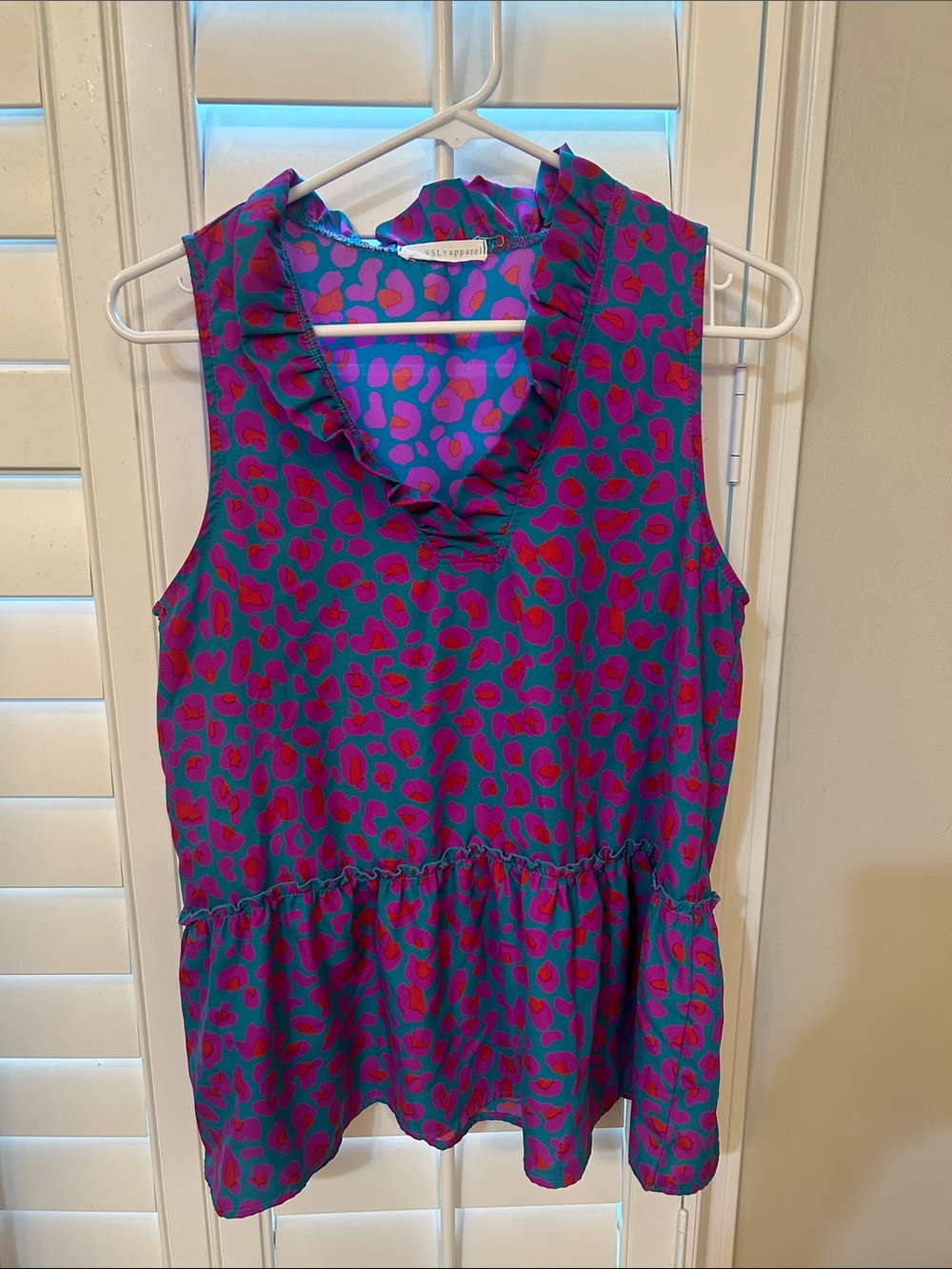 Sleeveless Ruffle V-Neck blouse